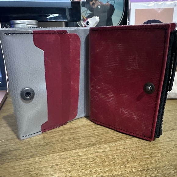 Freitag F257 Sutton Wallet Silver Used Once - Picture 4 of 10